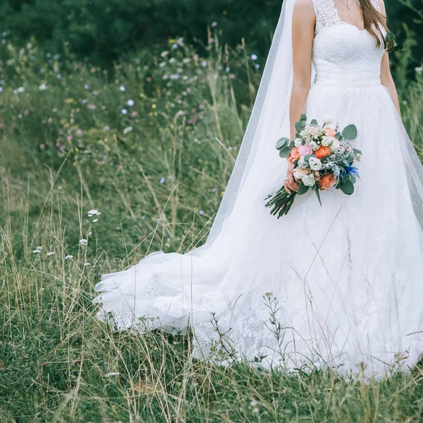 Невеста Свадебном Платье Свадебным Букетом Руках — стоковое фото