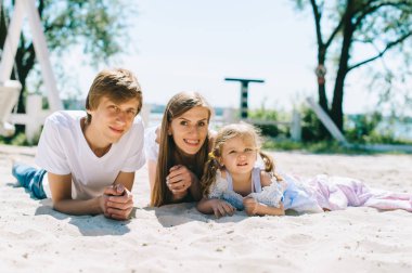Mutlu bir aile açık havada birlikte vakit. Baba, anne ve kızı var eğlenceli bir ve bir kumsalda oynarken