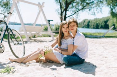 Mutlu bir aile açık havada birlikte vakit. Baba, anne ve kızı var eğlenceli bir ve bir kumsalda oynarken