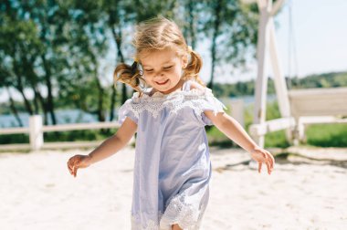 Mutlu bir aile açık havada birlikte vakit. Baba, anne ve kızı bir plajda piknik içinde