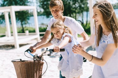 Mutlu bir aile açık havada birlikte vakit. Baba, anne ve kızı var eğlenceli bir ve bir kumsalda oynarken