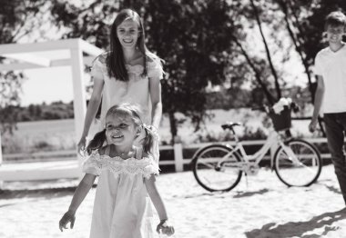 Mutlu bir aile açık havada birlikte vakit. Baba, anne ve kızı bir plajda piknik içinde