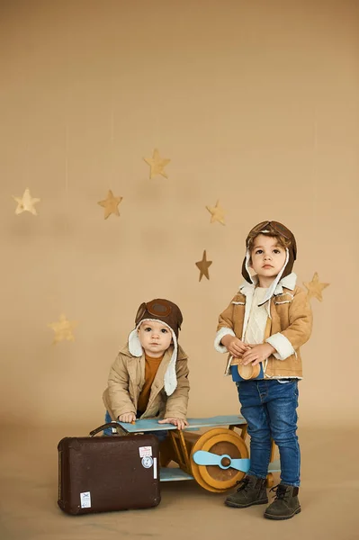 Twee Broers Worden Gespeeld Met Een Speelgoed Vliegtuig Een Koffer — Stockfoto