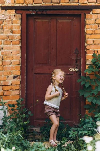 Belle Fille Sur Fond Porte Avec Les Cheveux Soulevés Vent — Photo