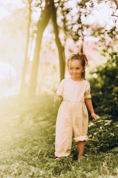 Belle Fille Dans Coucher Soleil Jaune Travers Forêt — Photo