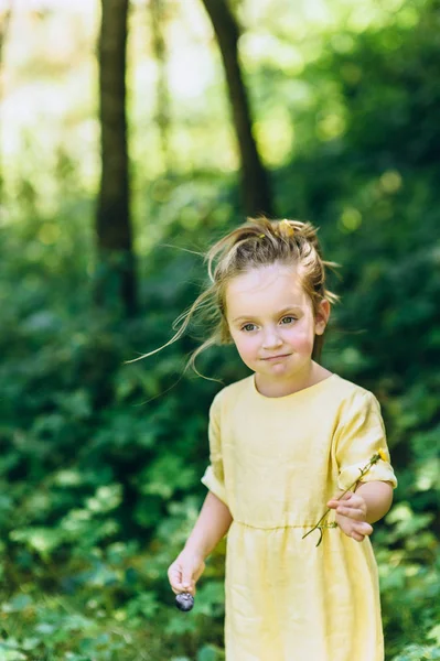 Belle Fille Dans Coucher Soleil Jaune Travers Forêt — Photo