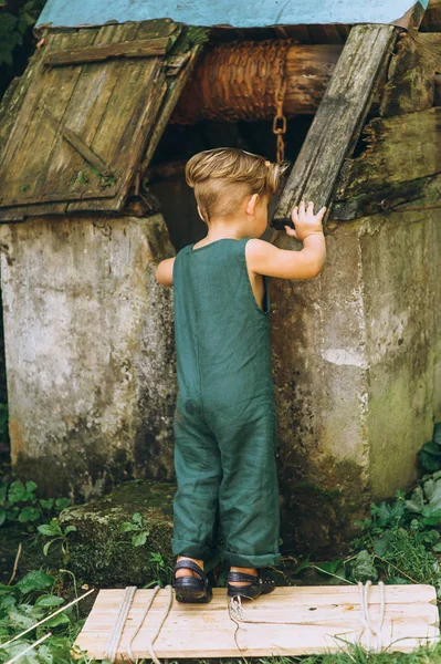 Ragazzo Con Capelli Bianchi Una Combinazione Verde Giocato Pozzo — Foto Stock