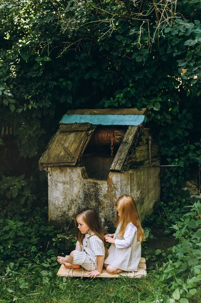 Zwei Schöne Mädchen Weißen Antiken Hemden Der Nähe Eines Brunnens — Stockfoto