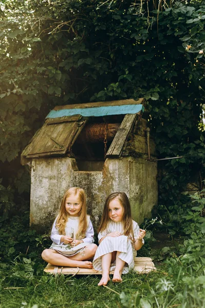 Deux Belles Filles Chemises Blanches Antiques Près Puits Sur Fond — Photo