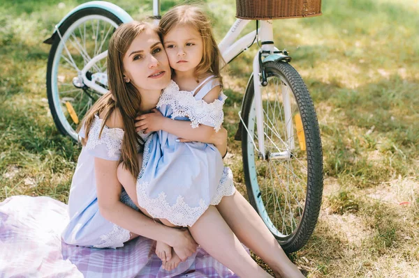 Gelukkige Jonge Familie Samen Tijd Doorbrengen Buiten Vader Moeder Hun — Stockfoto