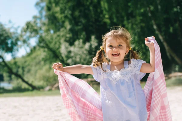 Família Feliz Livre Passar Tempo Juntos Pai Mãe Filha Divertem — Fotografia de Stock