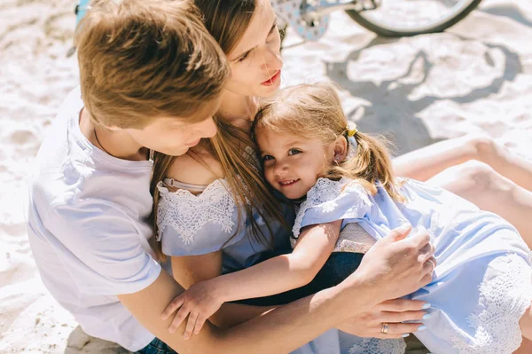 Bonne Famille Extérieur Passer Temps Ensemble Père Mère Fille Amusent — Photo