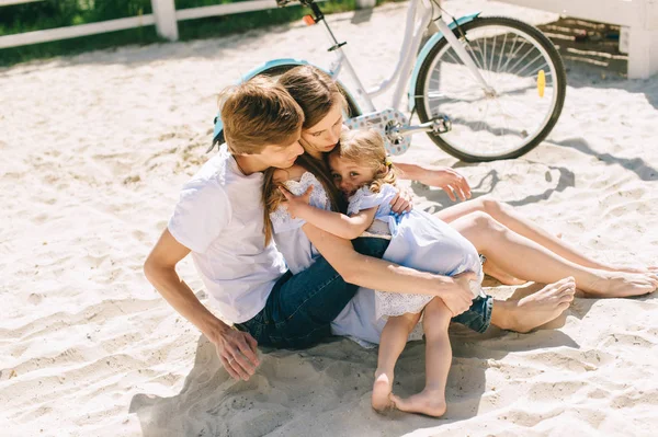 Gelukkige Familie Buiten Tijd Samen Doorbrengen Vader Moeder Dochter Picknick — Stockfoto