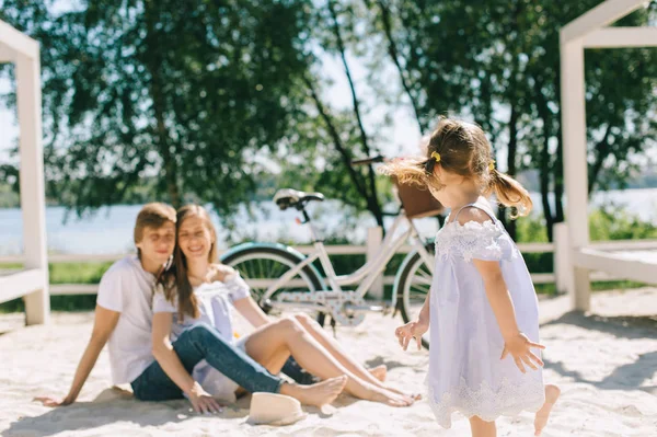 Familia Feliz Aire Libre Pasando Tiempo Juntos Padre Madre Hija — Foto de Stock