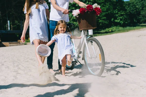 Famiglia Felice All Aperto Passare Del Tempo Insieme Padre Madre — Foto Stock