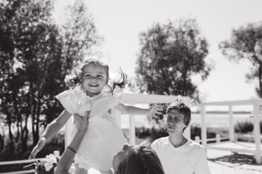 Mutlu bir aile açık havada birlikte vakit. Baba, anne ve kızı var eğlenceli bir ve bir kumsalda oynarken