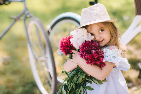 Portret Van Een Lachende Meisje Met Grote Boeket Van Bloemen — Stockfoto