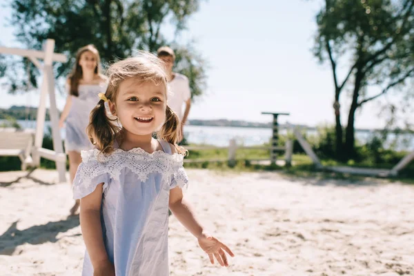 Famiglia Felice All Aperto Passare Del Tempo Insieme Padre Madre — Foto Stock