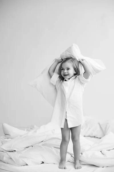 Portret Śliczną Dziewczynkę Sypialni Rano — Zdjęcie stockowe