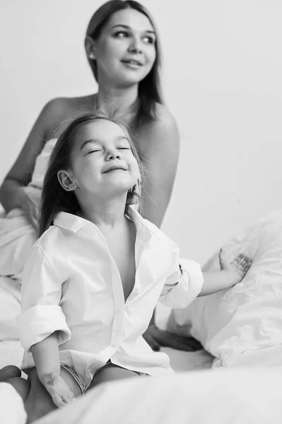 Una Bella Mamma Figlia Incinta Che Giocano Letto Bianco Mattino — Foto Stock