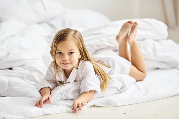 Sabah Yatak Odasında Güzel Küçük Kız Portresi — Stok fotoğraf