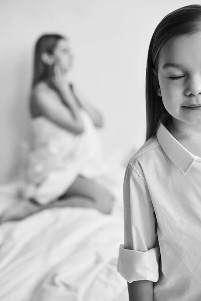 Uma Bela Mãe Grávida Filha Brincando Uma Cama Branca Pela — Fotografia de Stock