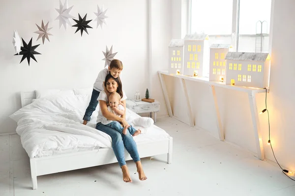 Gelukkige Liefdevolle Familie Moeder Speelt Met Haar Kinderen Slaapkamer — Stockfoto