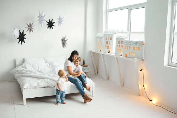 Gelukkige Liefdevolle Familie Moeder Speelt Met Haar Kinderen Slaapkamer — Stockfoto