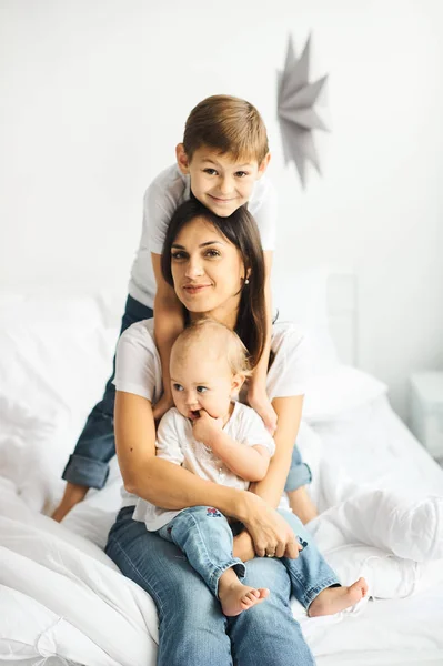 Szczęśliwy Kochającą Rodzinę Matki Jej Dziećmi Sypialni — Zdjęcie stockowe