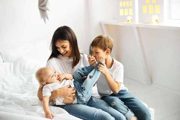 Gelukkige Liefdevolle Familie Moeder Speelt Met Haar Kinderen Slaapkamer — Stockfoto