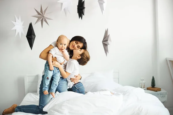 Feliz Familia Amorosa Madre Jugando Con Sus Hijos Dormitorio — Foto de Stock