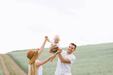 Genç bir aile alanında küçük bebekleri ile eğlenceli bir var