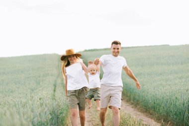 Genç bir aile alanında küçük bebekleri ile eğlenceli bir var