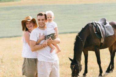 Genç bir aile eğlenceli bir alanı var. Anne ve çocuk ile bir