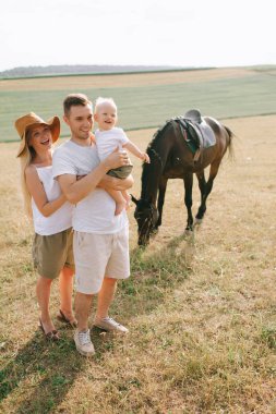 Genç bir aile eğlenceli bir alanı var. Anne ve çocuk ile bir