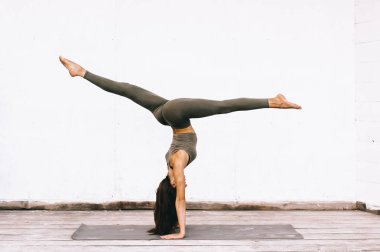 Yoga çekici model poz cinsel pıhtı içinde beyaz arka plan üzerinde