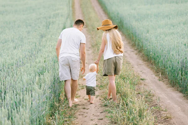 Une jeune famille s'amuse avec son petit bébé sur le terrain — Photo