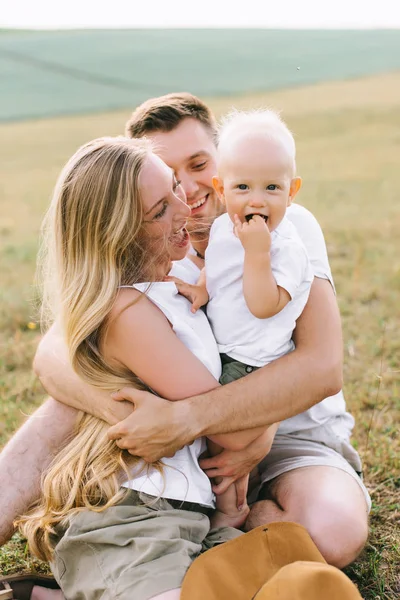 Genç Bir Aile Alanında Küçük Bebekleri Ile Eğlenceli Bir Var — Stok fotoğraf