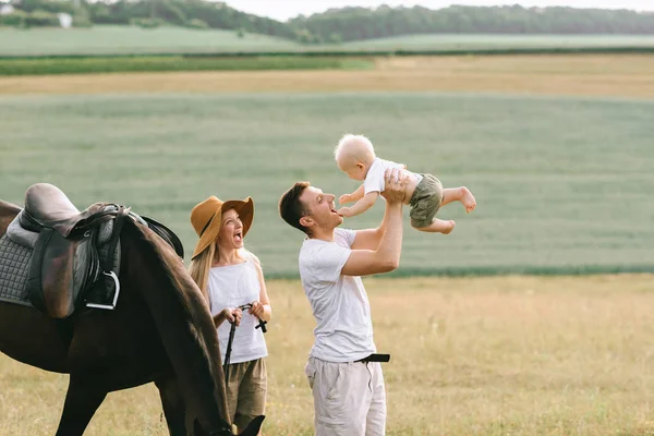 Una giovane famiglia si diverte sul campo. Genitori e figli con un — Foto Stock