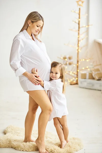 Felice madre incinta e le sue figlie si abbracciano — Foto Stock