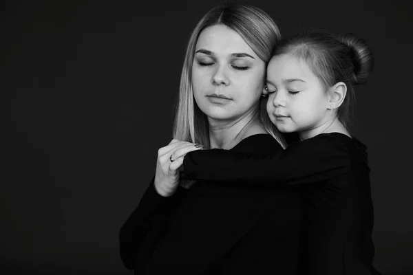 Küçük kızıyla birlikte güzel hamile anne portresi — Stok fotoğraf