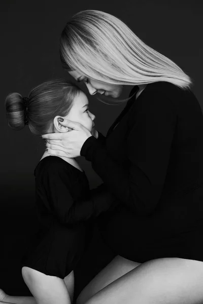 彼女の小さな娘と美しい妊娠中の母親の肖像画 — ストック写真