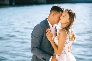 Mutlu romantik evli çift P Eyfel kulesi yakınında sarılma