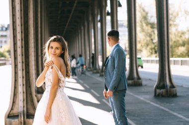 Mutlu romantik evli çift P Eyfel kulesi yakınında sarılma