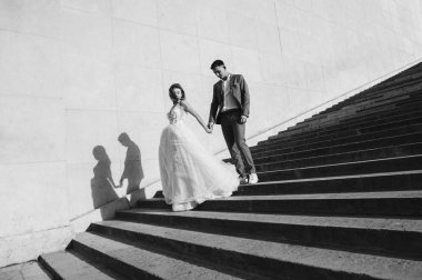 Mutlu romantik evli çift P Eyfel kulesi yakınında sarılma