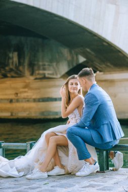 Mutlu romantik evli çift P Eyfel kulesi yakınında sarılma