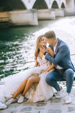 Mutlu romantik evli çift P Eyfel kulesi yakınında sarılma