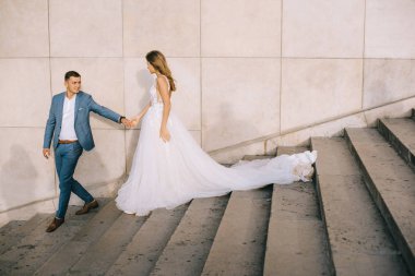 Mutlu romantik evli çift P Eyfel kulesi yakınında sarılma