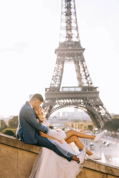 Felice coppia romantica sposata che si abbraccia vicino alla torre Eiffel in P — Foto Stock