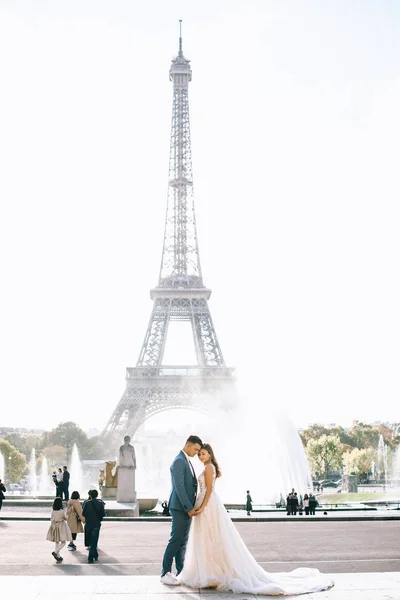 Happy romantic married couple hugging near the Eiffel tower in P — Stock Photo, Image